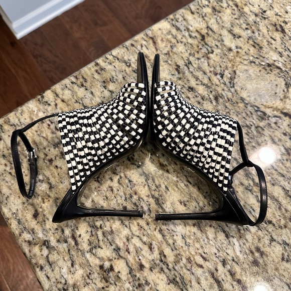 Brand New Signature Vince Camuto. - Picture 8 of 9